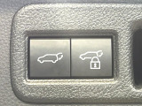 【パワーバックドア】スマートキーや運転席のボタンを押すだけでリアゲートが自動で開閉します!荷物を持っている時や、高い位置にあるバックドアを閉める際に便利な機能です♪