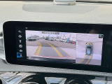 ■苦手な人が多い駐車場での車庫入れや狭い道でも大丈夫です/クルマの前後左右にカメラを設置してモニターで表示してくれるため、運転席から見えにくい場所を映し出してドライブをサポートします!