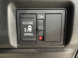 パワースライドドアが付いています。ワンタッチで簡単にお子様でも、お年寄りの方でも、開閉できますからとても便利です。キーレスや車内スイッチでも自動でドアの開閉ができます。