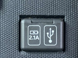 こちらのクルマはUSB接続コネクタも装備されています♪スマホの充電などにお使い下さい。ご旅行中での充電切れも、これなら心配いりませんね!