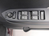 パワーウィンドウのスイッチです。 運転席に居ながら助手席の窓を開け閉めできるので便利ですよ。 ロック機能も付いてるので子供がイタズラして窓を開けるという事もできなくできますよ。