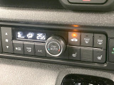 【オートエアコン】一度お好みの温度に設定すれば、車内の温度を検知し風量や温度を自動で調整。暑い&hellip;寒い&hellip;と何度もスイッチ操作をする必要はありません。快適な車内空間には必須の機能ですね♪