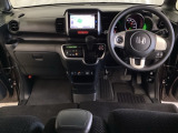 車内は光触媒抗菌消臭施工済です。インパネ周りはスタイリッシュなデザインです。グローブボックスやカップホルダーのほかにトレーなどたくさんの収納スペースが付いています。
