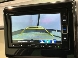 リバースギアに入れるだけで後方の表示へ切り替わります。夜間や雨の日の駐車も楽になりますよ。