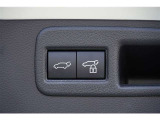 【クローザー】 スイッチを押すと電動でバックドアが閉まります。