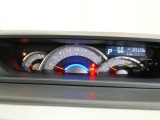 自発光式大型3眼センターメーター(タコメーター付)