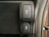 VSA装備車です。VSAはドライバーの操作と車の動きを見守っています。もし車の挙動が乱れたとき、4輪別々にブレーキをかけたり、エンジンパワーをしぼることによって車を安定させます。