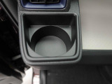 カップホルダーは運転席や助手席からちょうど手の届く位置です!!
