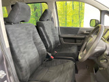 運転席まわりには十分なスペースがあり、大柄な方でもゆったり運転していただける環境です。