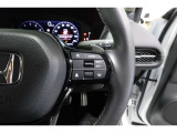 Hondaセンシングの機能のひとつ、アダプティブクルーズコントロール付!アクセルから足を離しても設定したスピードと前車との車間を保ち走行してくれます!車線維持もアシスト☆高速道路で疲労軽減ですね☆