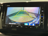 リバースギアに入れるだけで後方の表示へ切り替わります。夜間や雨の日の駐車も楽になりますよ。