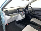 運転席周りのレイアウトをご覧ください。ナビゲーションが綺麗に装着されすっきり収まってますね!