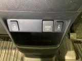 前席の左右別々のシートヒータースイッチが付いており、2段階で温度設定ができます。スイッチの間にはアクセサリーソケットがついており、周辺には物が置けるボックスがついています。