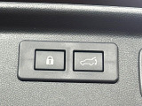 【パワーバックドア】スマートキーや運転席のボタンを押すだけでリアゲートが自動で開閉します!荷物を持っている時や、高い位置にあるバックドアを閉める際に便利な機能です♪