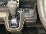 CVT車のセレクトレバーです。低速から高速まで、変速ショックのないスムーズな走りと、エンジン効率のよい領域を維持して燃費にも貢献します。サイドブレーキはスイッチ操作の電子制御パーキングブレーキです。