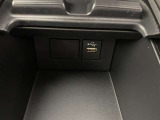 こちらのクルマはUSB接続コネクタも装備されています♪スマホの充電などにお使い下さい。ご旅行中での充電切れも、これなら心配いりませんね!