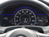 【メーターパネル】素早く車の情報が読み取れる、視認性に優れたシンプルなデザインのメーターパネルです。