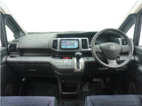 ◆視界広々で非常に運転しやすくロングドライブでも疲れを感じさせないすっきりとまとまったインパネ周りです。