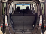 開口部も広く荷物の積み下ろしもしやすいお車となっております。シートの背もたれは5:5の割合で背もたれを可倒でき、前後のシートスライドもできるので荷室をひろげることができます。