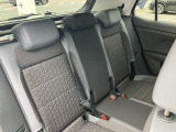 長時間運転でも疲れにくい設計の高品質シートを採用。姿勢が自然に決まり、街乗りから高速道路まで快適なドライブをサポートします。