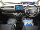 運転にかかわる様々な操作を安全に行えるように視点移動が少なく、操作性に配慮されたスイッチ類が凝縮されたコクピットです。