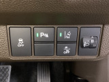 ハンドルの右側にはヘットライトリベライザーとHondaセンシング用のメインスイッチがついています。ヘッドライトリベライザーは道路状況や積荷の加重に応じてライトの高さを調節できます。
