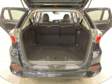 ラゲッジも広く使いやすいトランクは、開口部も広く荷物の積み下ろしもしやすいお車となっております。リアシートの背もたれは6:4の割合で分割して可倒できるので、長いお荷物などを載せることもできます。