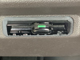 ETCがついています。高速道路の料金所の通過も楽々です!。 カードの取り出しもしやすい場所についています。