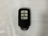 スマートキーを装備しています。鍵を差し込むことなくドアロックの開け閉めと、スタートボタン操作でのエンジンスタートができます。ボタン操作でトランクが開けられるトランクオープナーもついています。