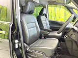 運転席シート廻りは使用感も少なく、良好な状態となっています。丁寧に使われていたことがよくわかりますね。後部座席も気になるようなキズ・汚れやへたり等、大きなダメージはなく、良好な状態です。