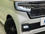 【LEDヘッドライト】悪天候や夜間走行時も良好な視界を確保し安心して運転できる高輝度LEDヘッドライトを装備!点灯速度が早く、消費電力も抑えられています。