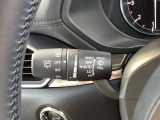 レバーをAUTOの位置にしているとき、レインセンサーが雨を感知すると、雨量に応じてワイパーが自動で作動してくれるオートワイパーを装備!設定変更で非作動にすると、間欠作動に固定されます。
