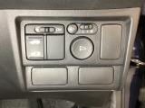 左側電動スライドドアは運転席からでも操作ができるように、ハンドル付近に開閉の操作スイッチが付いています。パワーミラーの操作スイッチがついています。左右のサイドミラーの角度調節も微調整ができて便利です。