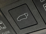 【パワーバックドア】スマートキーや運転席のボタンを押すだけでリアゲートが自動で開閉します!荷物を持っている時や、高い位置にあるバックドアを閉める際に便利な機能です♪