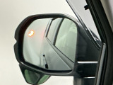 ブラインドスポットインフォメーションは走行中、斜め後ろに車両を感知すると、ドアミラー上のマークを点灯してお知らせします