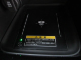 置くだけでワイヤレス充電可能です。