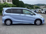 大きく開くスライドドアで狭い場所でも隣を気にすることなく楽に乗り降りできます