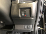 【片側電動スライドドア】リモコンや運転席のスイッチ操作のほか、ドアハンドルを少し引くだけでリアドアが自動開閉します♪