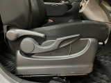 運転席シートリフターを装備しています★細かくドライビングポジションを設定できるので運転し易く、疲れにくいですね♪