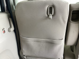 前席背面に、フックと収納ポケットが付いています。