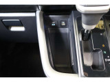データ通信/給電用と、給電用(Type-C)のUSBポートが装備されています。車内にあると便利なアイテムですね! 充電中のスマホなどの置き場に便利なポケットは使わないときはフタをしておけます。