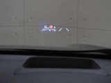 カラーヘッドアップディスプレイ付き。少ない視線移動で情報を確認できるので、運転の疲労軽減に繋がりますよ♪