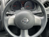 ハンドルにあるステアリングスイッチで、運転中のオーディオ操作も安全に!