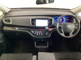 車内は光触媒抗菌消臭施工済です。インパネ周りはスタイリッシュなデザインです。グローブボックスやカップホルダーのほかにトレーなどたくさんの収納スペースが付いています。