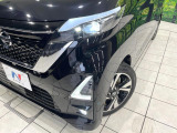 【LEDヘッドライト】悪天候や夜間走行時も良好な視界を確保し安心して運転できる高輝度LEDヘッドライトを装備!点灯速度が早く、消費電力も抑えられています。