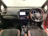 車内は光触媒抗菌消臭施工済です。インパネ周りはスタイリッシュなデザインです。グローブボックスやカップホルダーのほかにトレーなどたくさんの収納スペースが付いています。