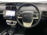 運転席まわりです。 各操作スイッチは使いやすい位置に配置されてます。