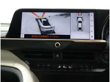 サイドクリアランスビュー表示中に、旋回時の運転操作に合わせて自動で車両を斜め後方から見たような映像を表示。