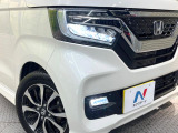 【LEDヘッドライト】悪天候や夜間走行時も良好な視界を確保し安心して運転できる高輝度LEDヘッドライトを装備!点灯速度が早く、消費電力も抑えられています。