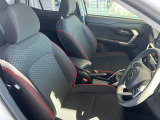 ゆったり座れて、長時間の運転も疲れにくいフロントシート!ホールド性も良く運転に集中できるシートです!!